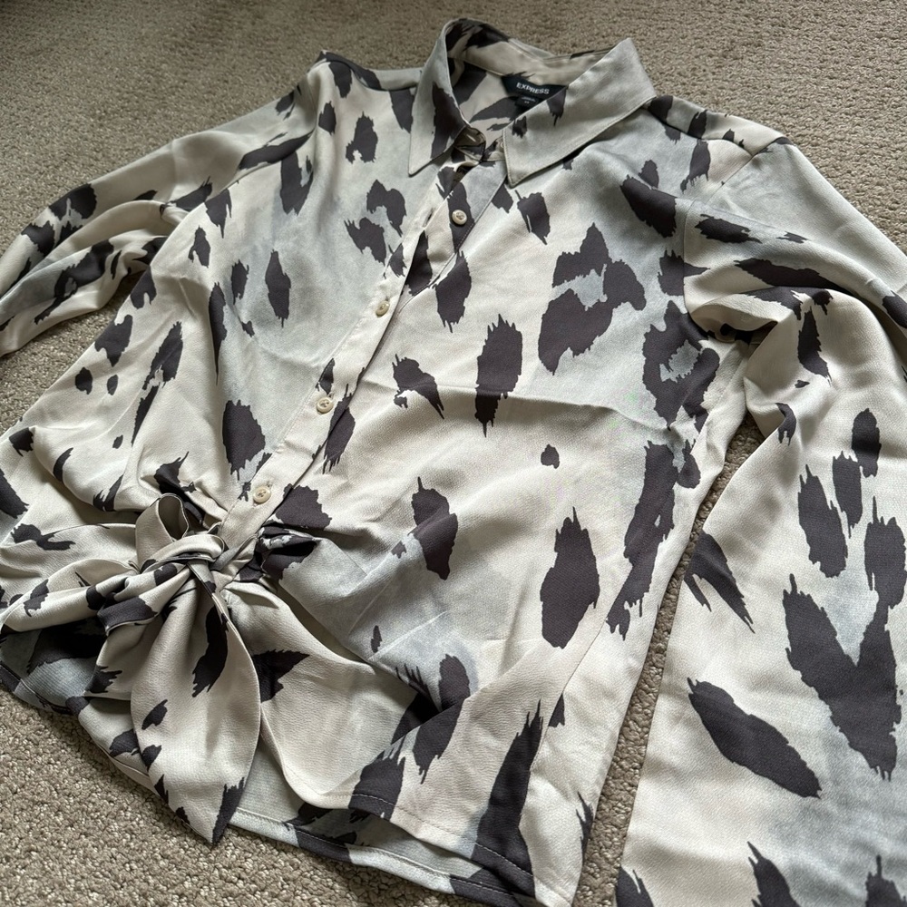 NWT Express Button Down Blouse - Picture 2 of 4
